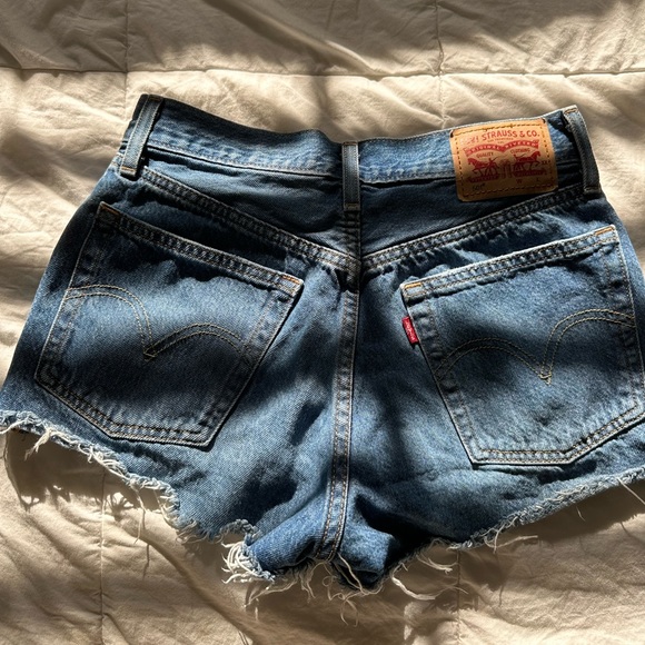 LEVI’S Jean shorts size 2 - Picture 3 of 4